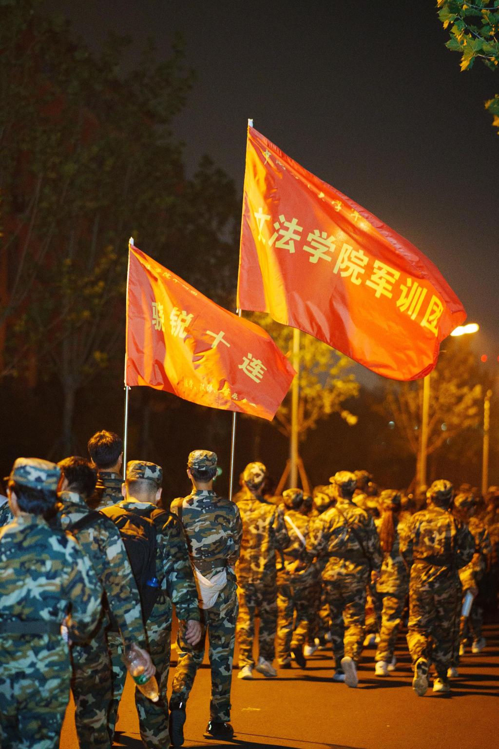 包含也门年轻球员春风得意士气高昂的词条