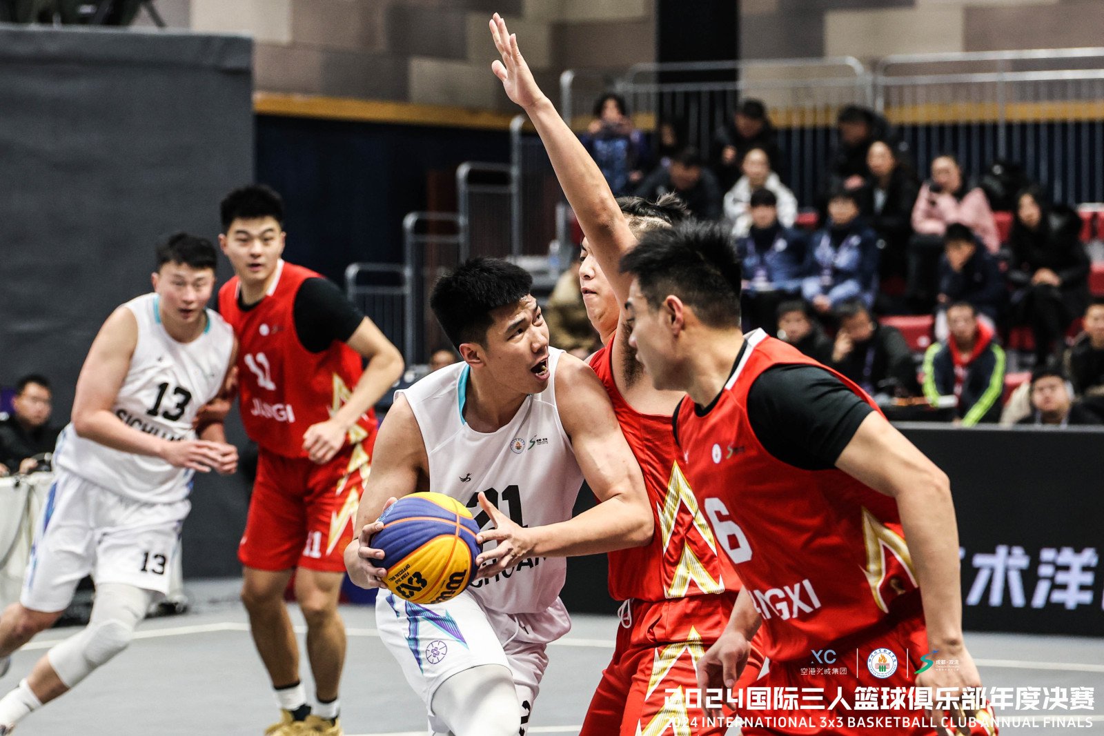 中国男子篮球比赛的对手展示了出色的团队合作精神的简单介绍