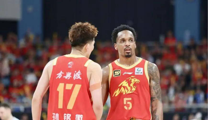 包含星光璀璨的球员备战明星赛，吸引众多关注的词条