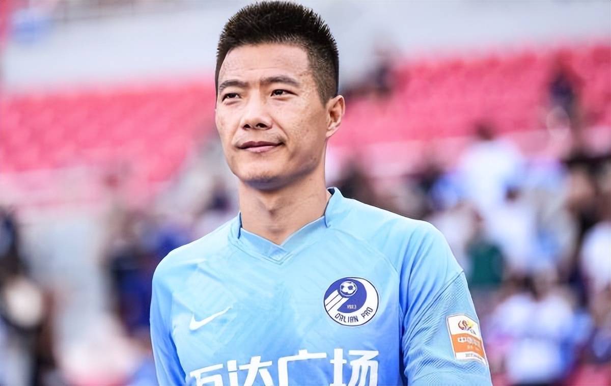 包含大牌国脚锋霸将二进宫重返大连队！曾留洋葡超，李国旭欢迎他加盟的词条