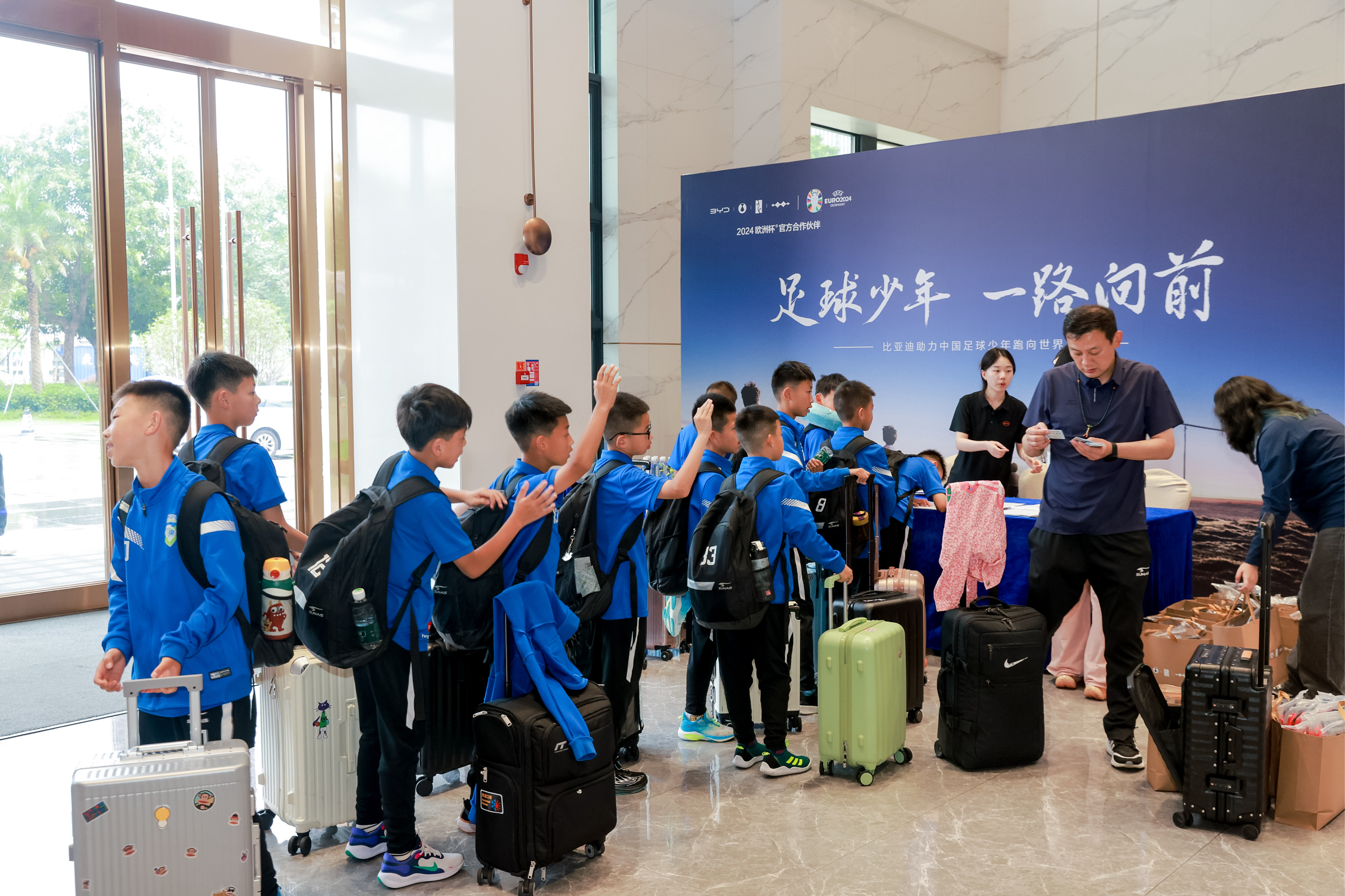 包含比亚迪助力中国民间青训组织“中国足球小将”的词条