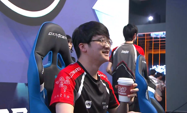 Apex英雄焦点战：天启小队对战星火战魂，连下两城，操作拉满