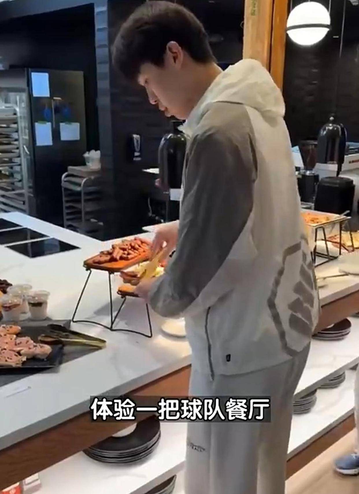 聊到小杨了？转播画面给到比卢普斯和杨瀚森的简单介绍