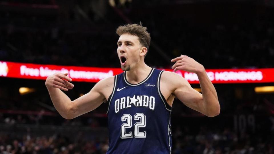 包含某NBA教练：我们防守杰伦-格林时很困难，他肯定能搭档布克的词条